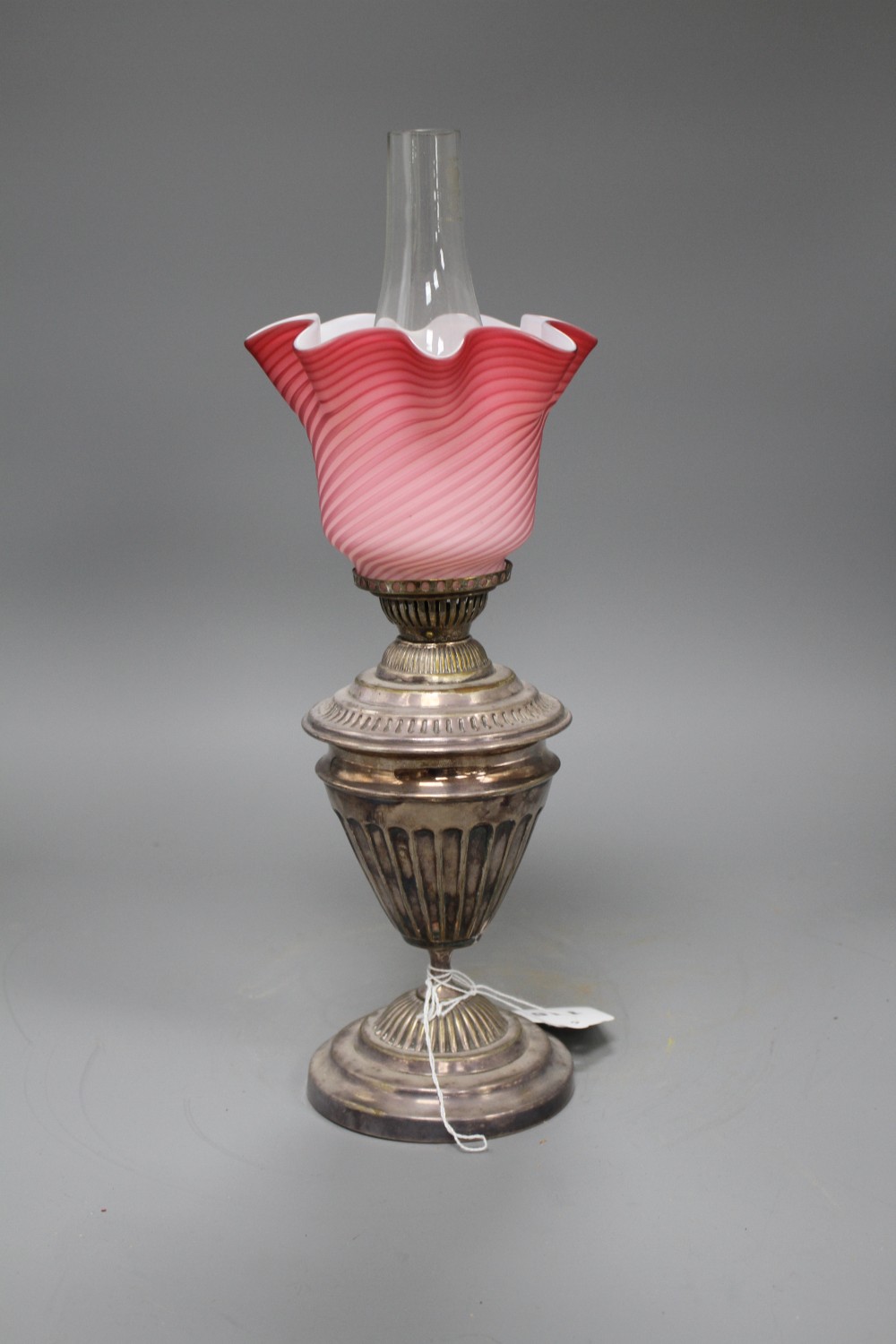 An Edwardian silver plated oil lamp by S. Hinks & Son of Birmingham, with coloured glass shade, overall height 36cm